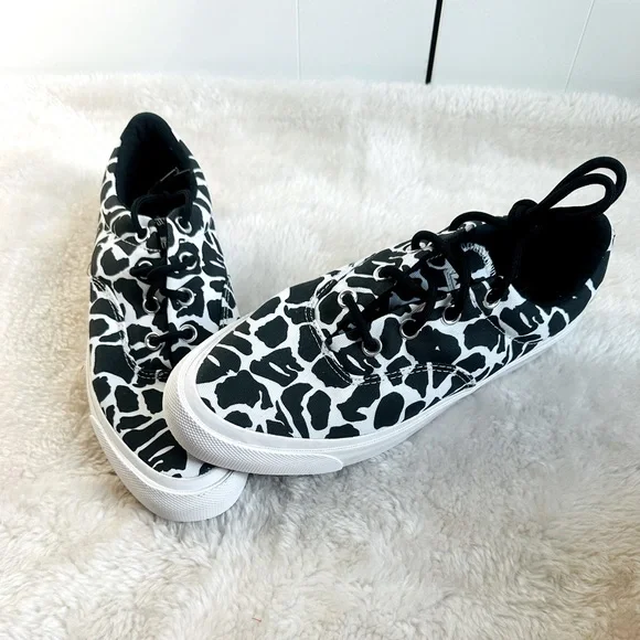 Black White  Low Top Converse - Picture 13 of 15